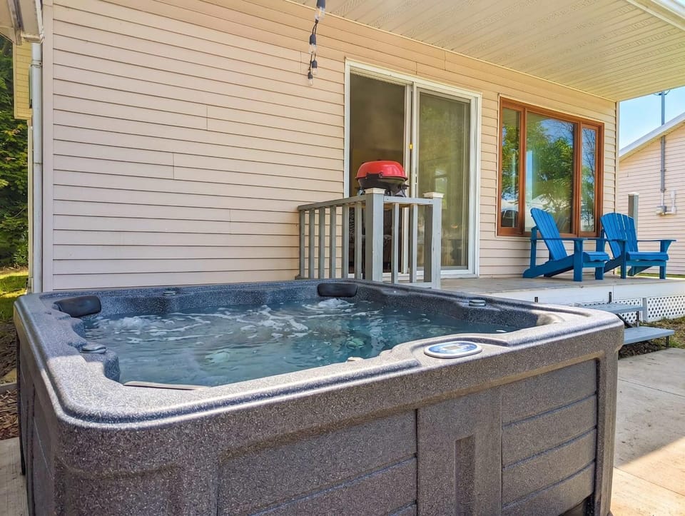 Chalet Studio #1 Waterfront with Spa Fireplace & Wifi Chalet in Quebec