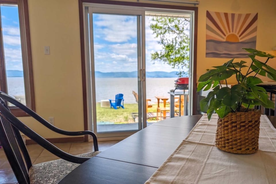Chalet Studio #1 Waterfront with Spa Fireplace & Wifi Chalet in Quebec