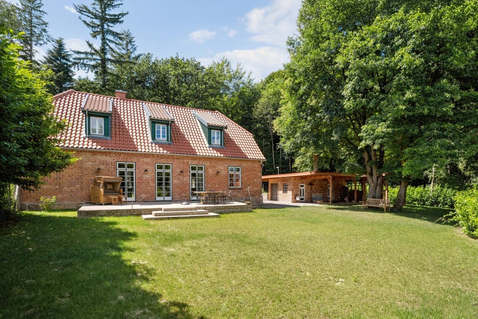 Property building, Day, Natural landscape, Garden view