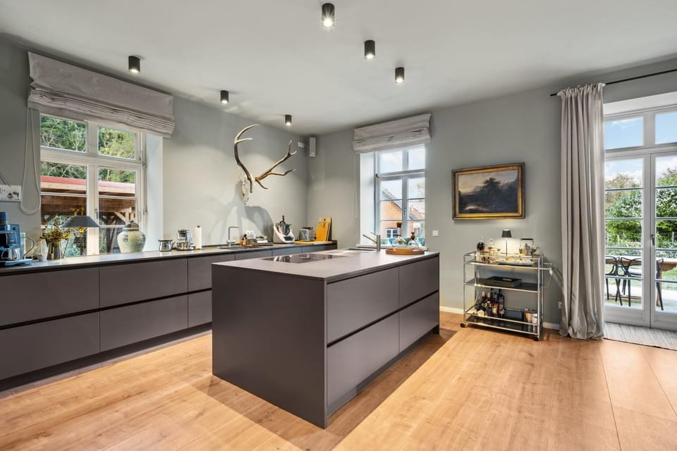 Kitchen or kitchenette, oven