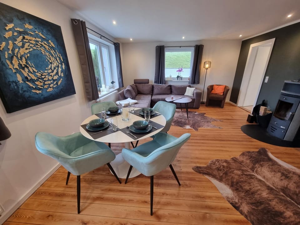 TV and multimedia, Living room, Seating area, Dining area, fireplace
