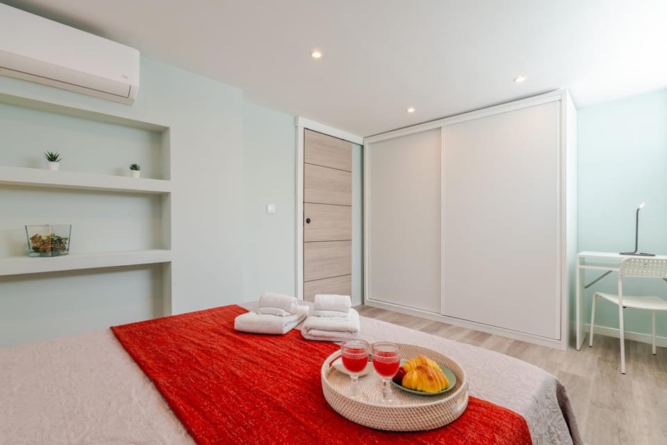 Bed, Bedroom, towels, air conditioner