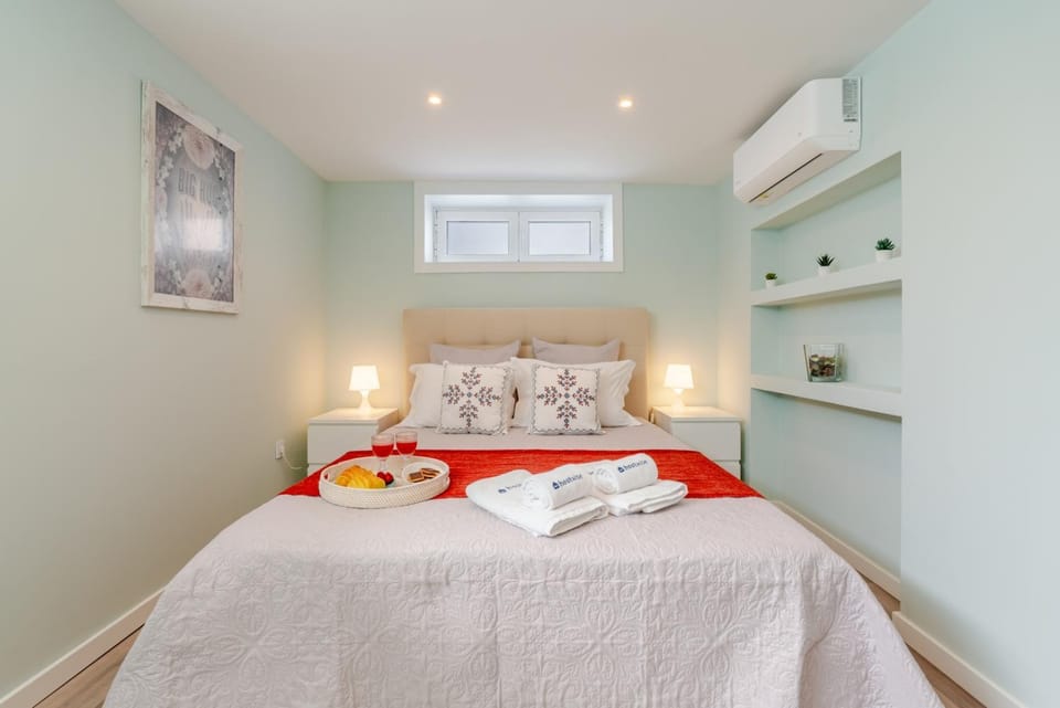 Bed, Bedroom, towels, air conditioner