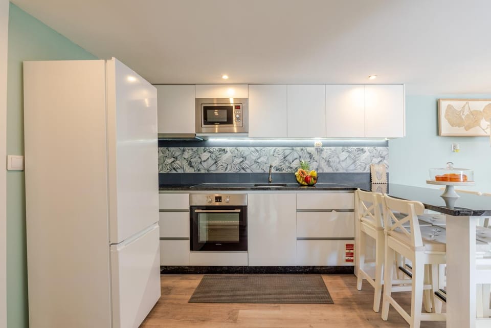 Kitchen or kitchenette, Dining area, oven, stove
