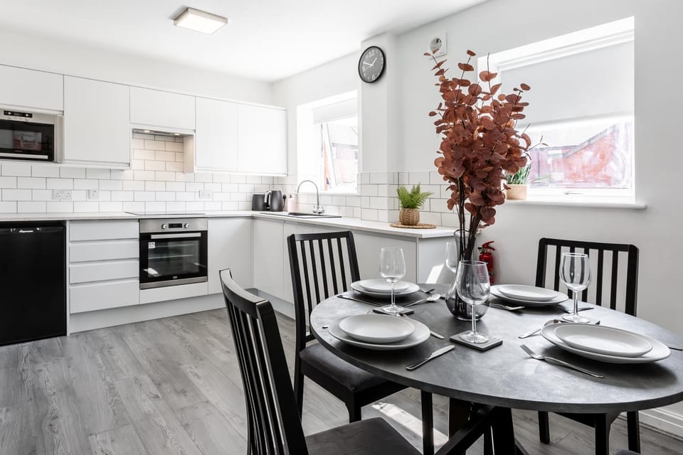 Kitchen or kitchenette, Dining area
