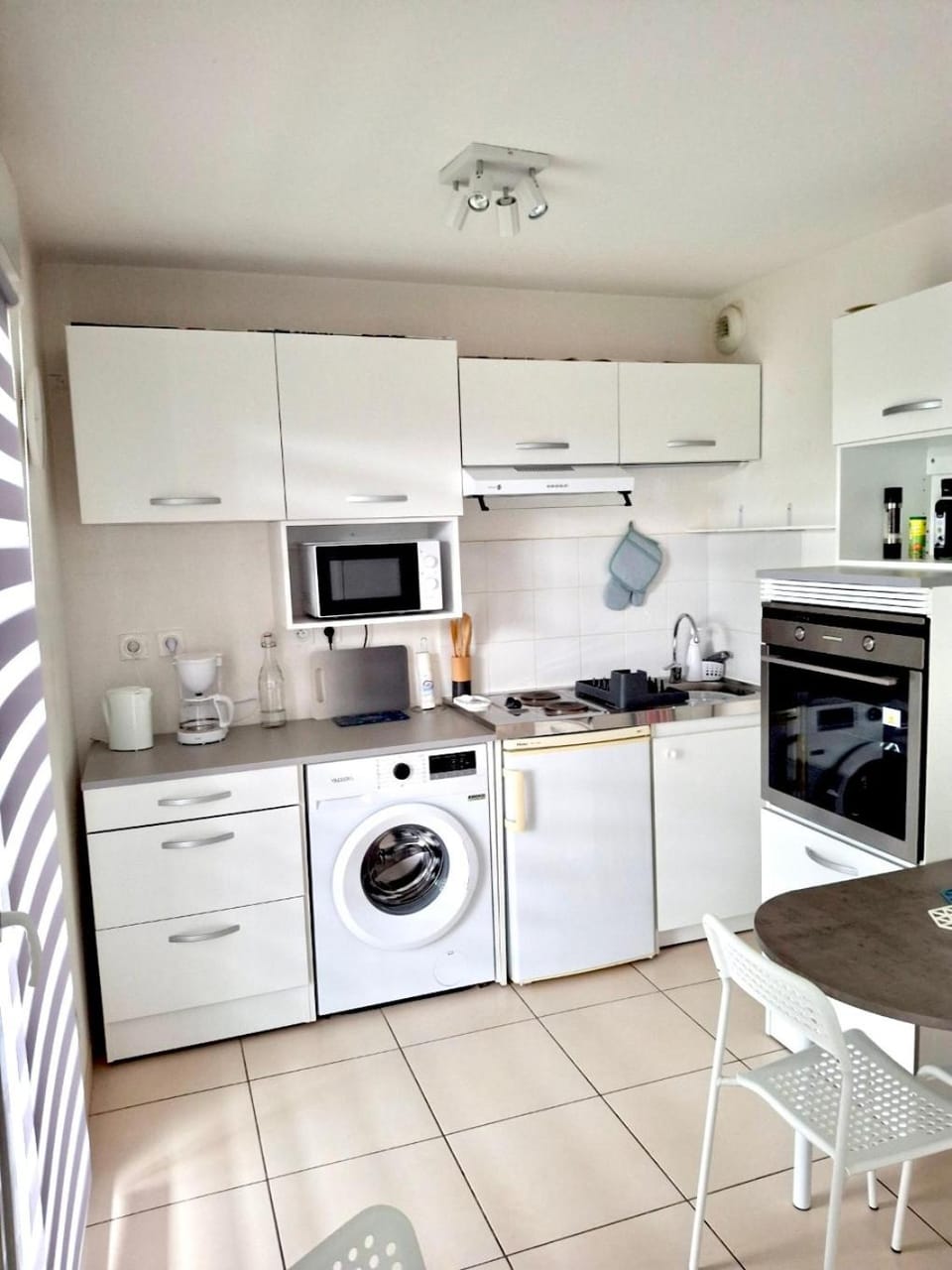 Coffee/tea facilities, oven, storage, stove, washing machine, kitchen