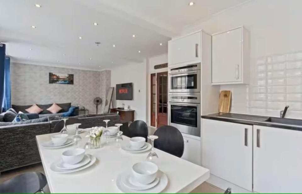 Kitchen or kitchenette, Living room, Seating area, Dining area, stove