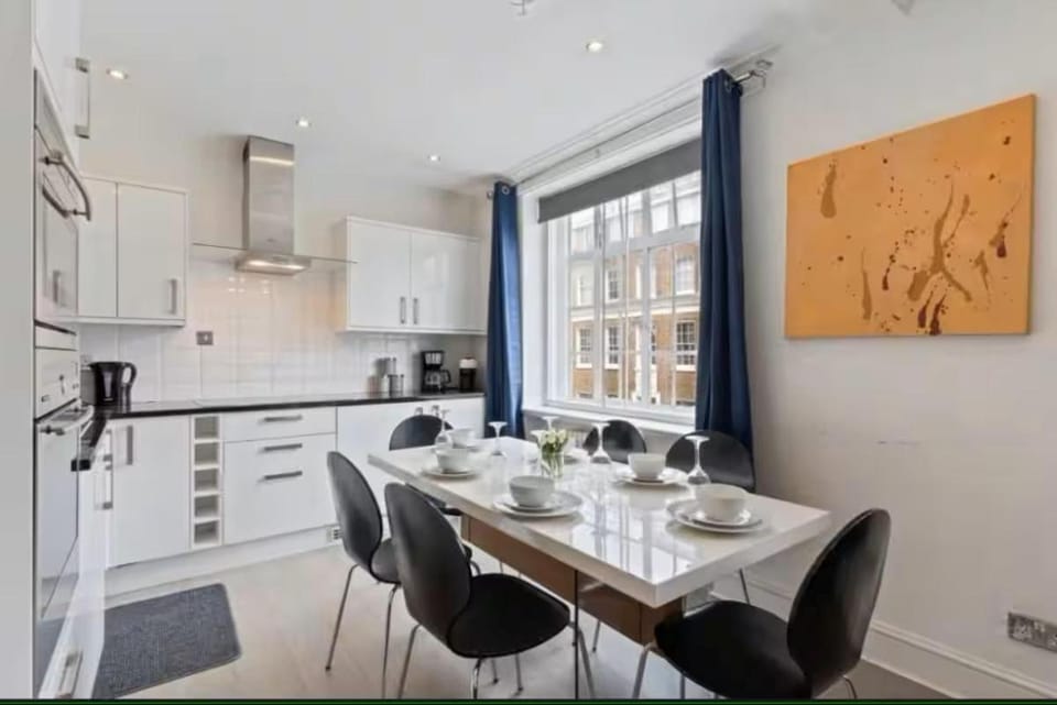 Kitchen or kitchenette, Dining area, stove
