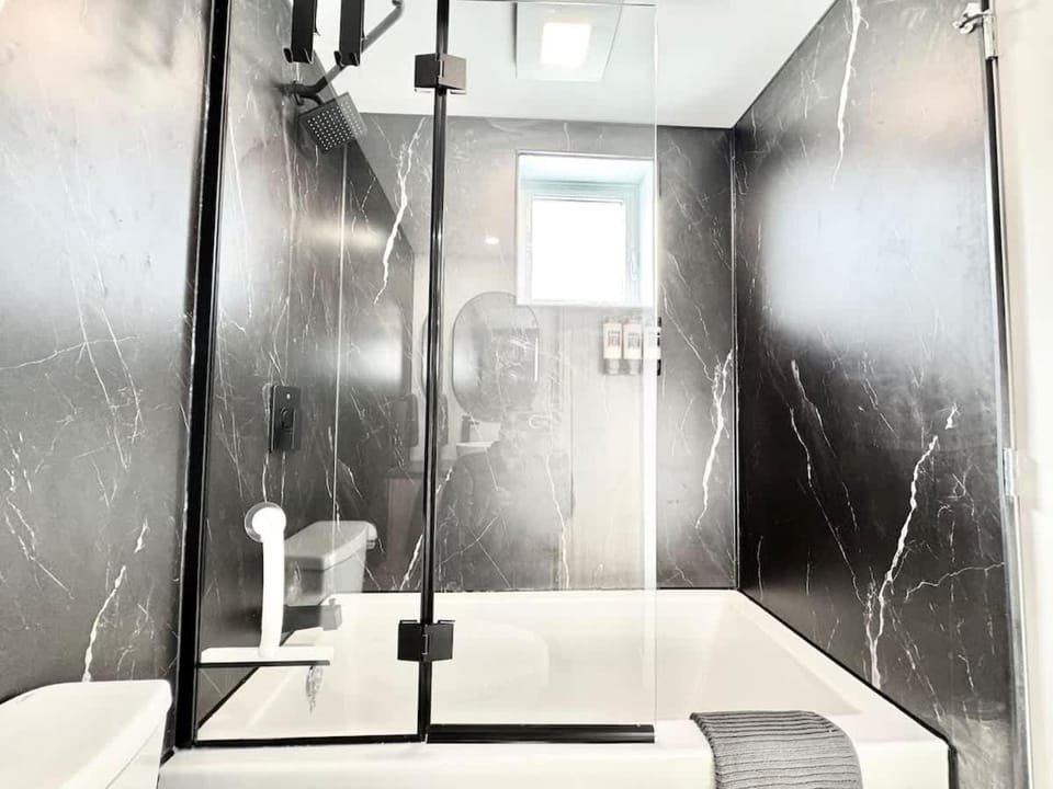 Le Luxueux - with EV Chrger Level 2 Apartment in Quebec City
