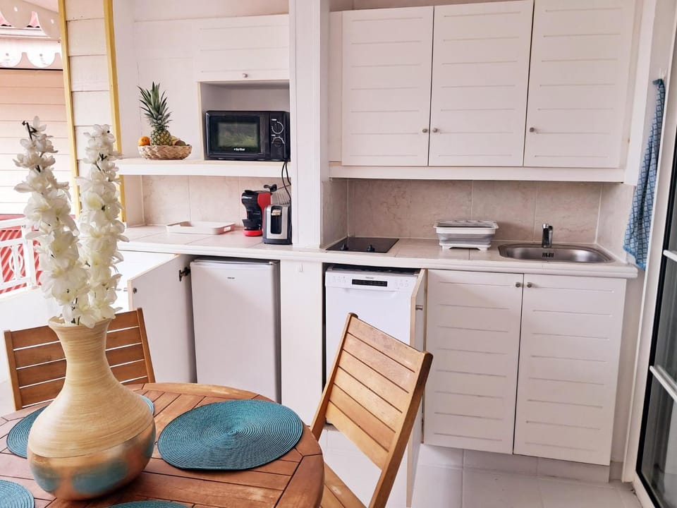 Coffee/tea facilities, Kitchen or kitchenette, Dining area, dishwasher, oven, stove, toaster