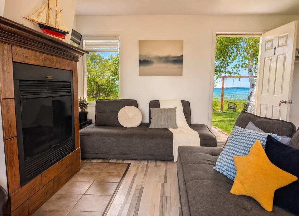 Condo 1 - Waterfront with SPA, Fireplace & Barbecue Apartment in Maine