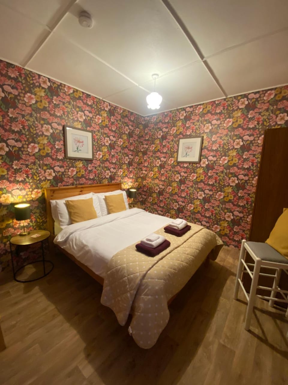 Bed, Bedroom, towels