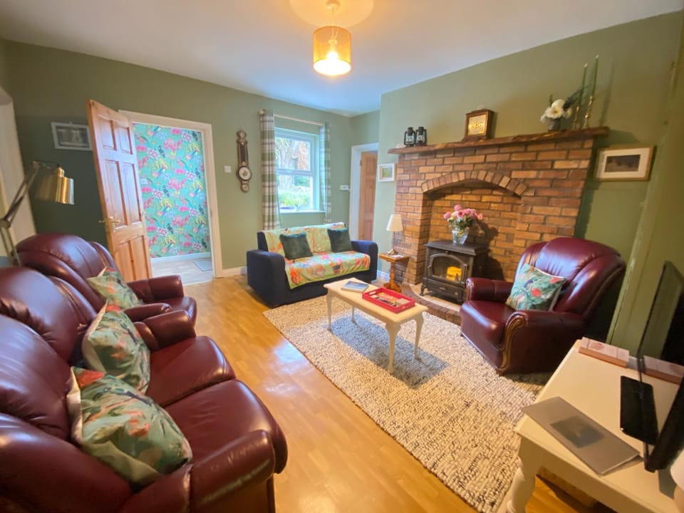 Communal lounge/ TV room, TV and multimedia, Living room, Seating area