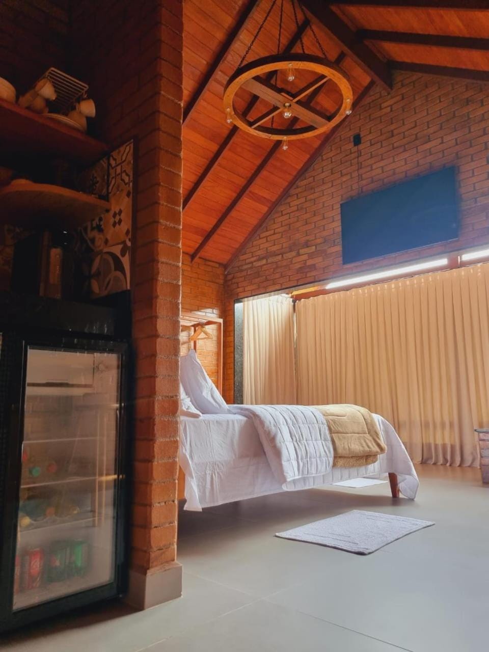 Bed, TV and multimedia, Photo of the whole room