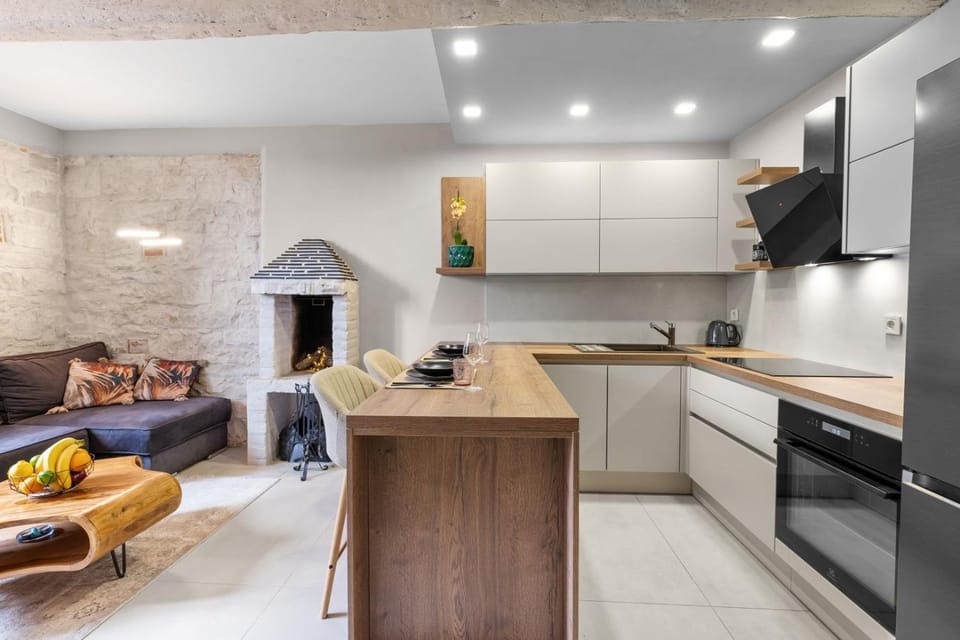 Kitchen or kitchenette, Dining area, dishwasher, oven