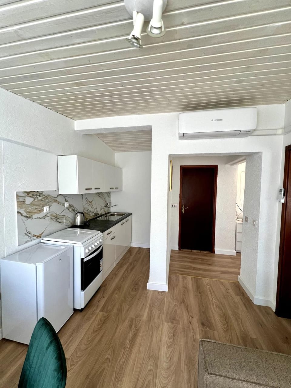 Kitchen or kitchenette, kitchen, air conditioner