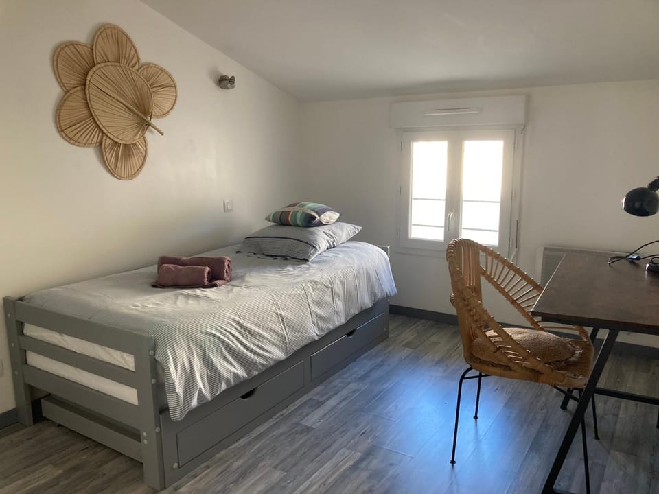 Bed, Photo of the whole room, Bedroom