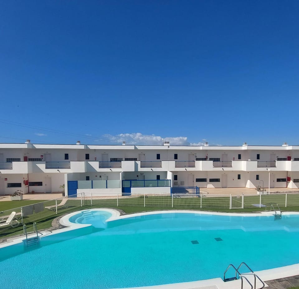 Property building, Swimming pool, sunbed