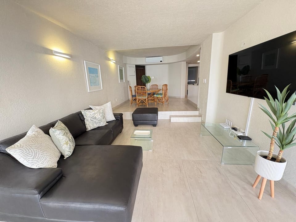 Facade/entrance, TV and multimedia, Living room, Lounge or bar, Photo of the whole room, Seating area, Dining area, Area and facilities, Area and facilities, Family, Family, Family, furniture, furniture, furniture, internet, internet, air conditioner, air conditioner
