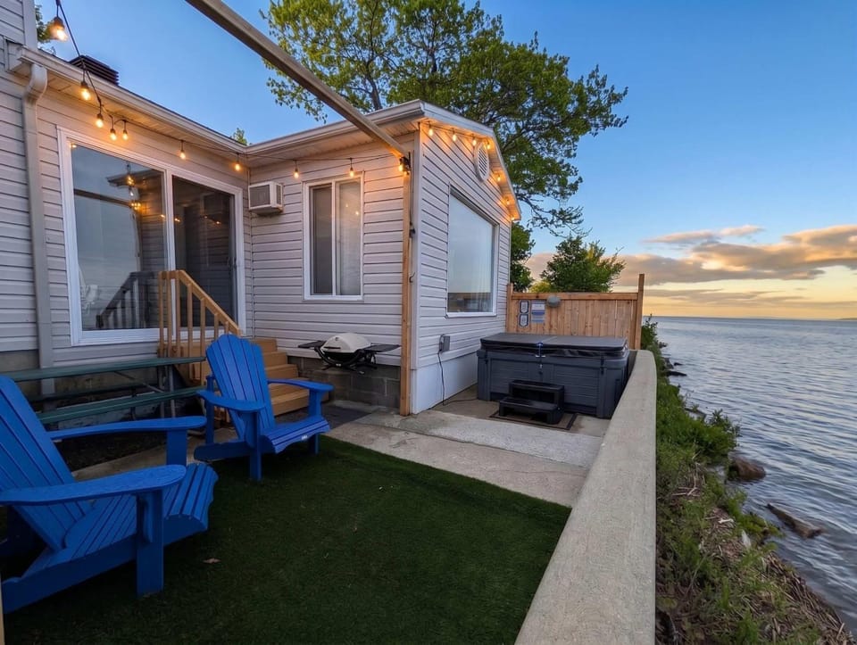 Chalet #11 Waterfront with Spa, Wifi & AC Chalet in Quebec