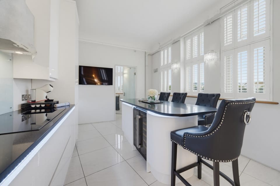 TV and multimedia, Kitchen or kitchenette, Seating area, Dining area, stove