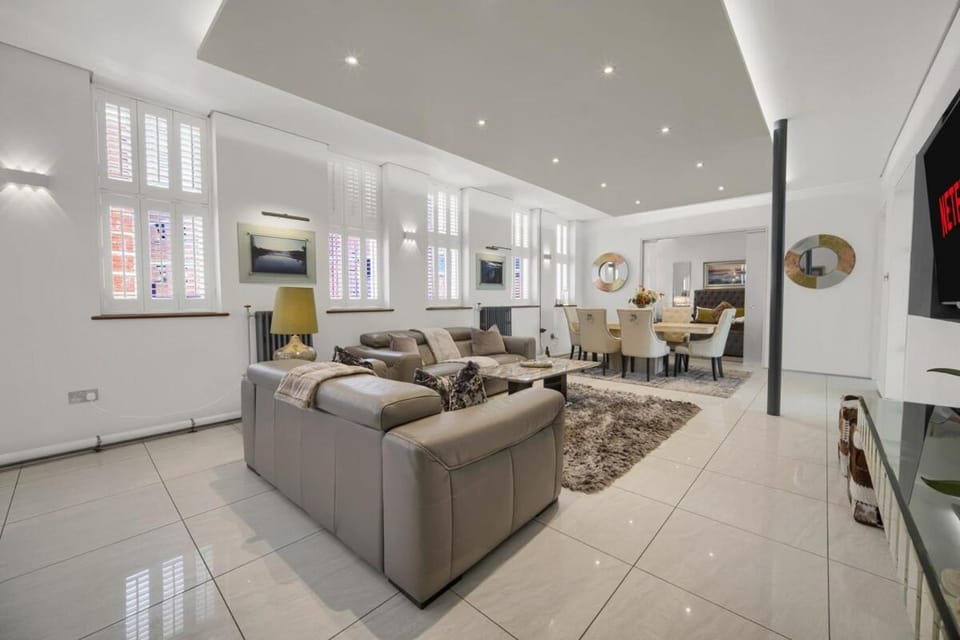 TV and multimedia, Kitchen or kitchenette, Living room, Seating area