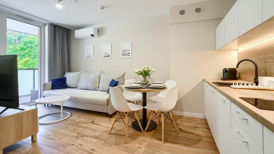 Kitchen or kitchenette, Living room, Seating area, Dining area