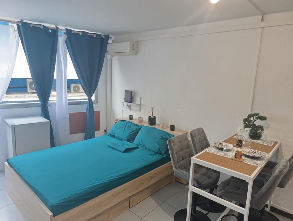 Bed, Balcony/Terrace, Dining area, air conditioner