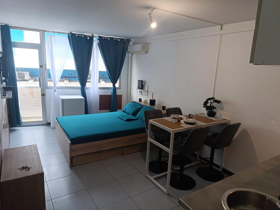 Photo of the whole room, air conditioner