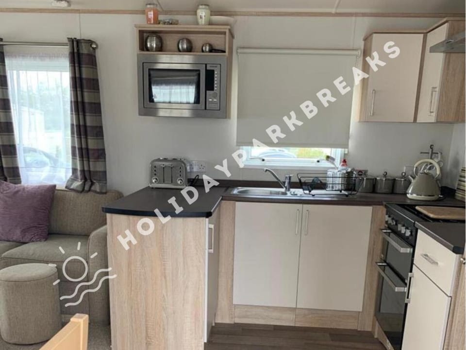 Blenheim A spacious 3-Bedroom Home - White Horse, Seal Bay House in Selsey