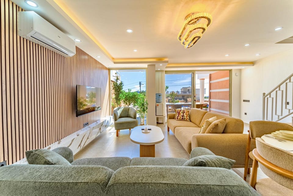 Communal lounge/ TV room, TV and multimedia, Living room, Seating area, air conditioner