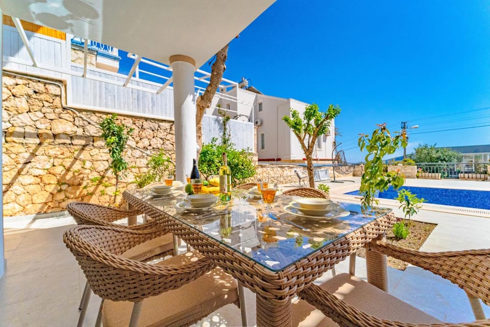 Natural landscape, View (from property/room), Balcony/Terrace, Dining area, Pool view, Swimming pool, sunbed
