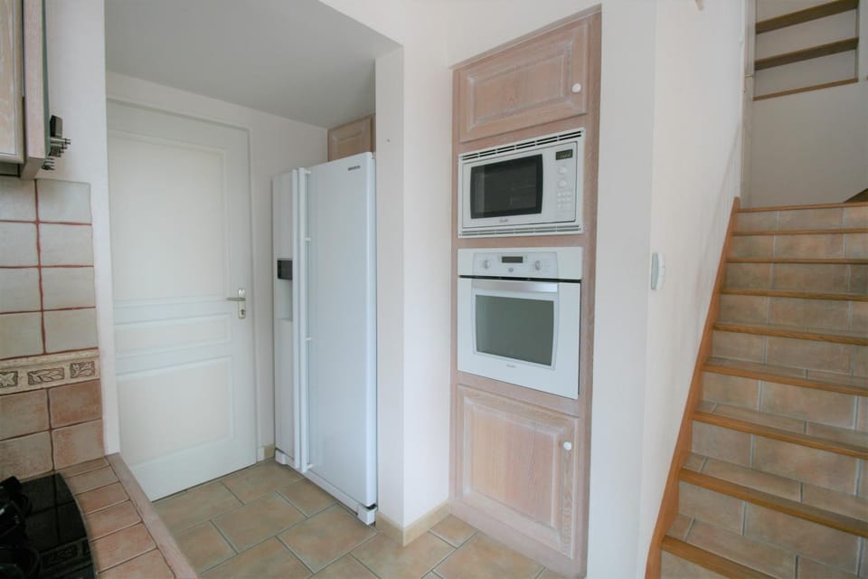 Kitchen or kitchenette, oven
