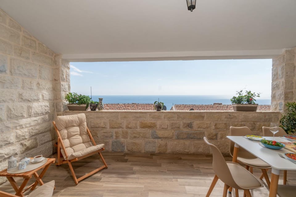 Natural landscape, View (from property/room), Balcony/Terrace, Living room, Seating area, Dining area, Sea view