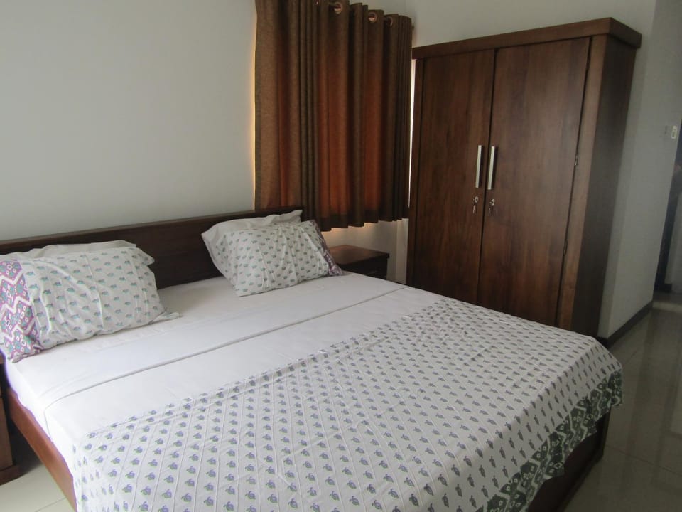 Photo of the whole room, Bedroom, wardrobe