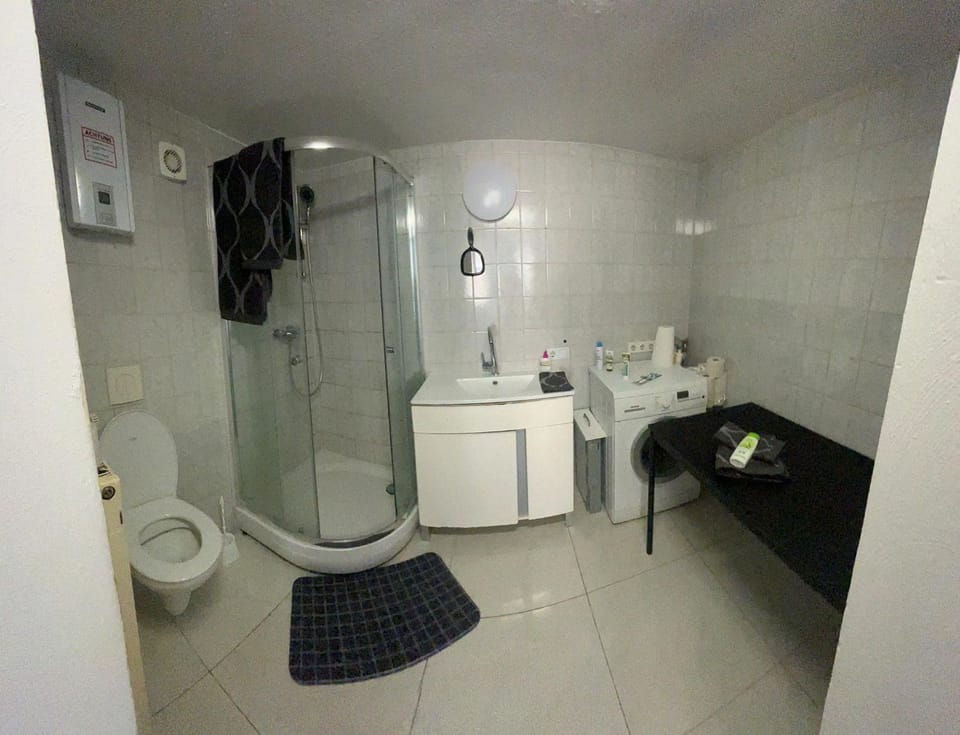 Shower, Toilet, Bathroom, towels