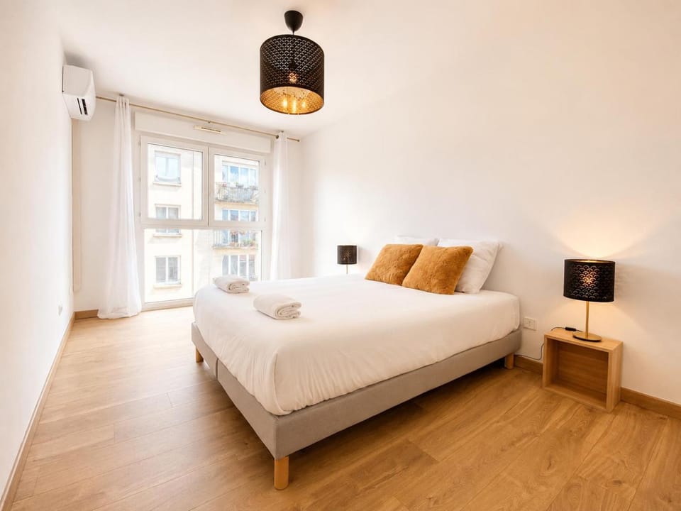 Photo of the whole room, Bedroom