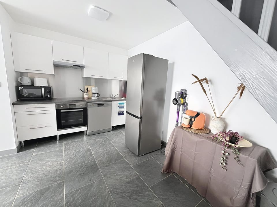 Coffee/tea facilities, Kitchen or kitchenette, microwave, oven, stove, kitchen