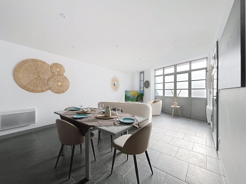TV and multimedia, Living room, Seating area, Dining area