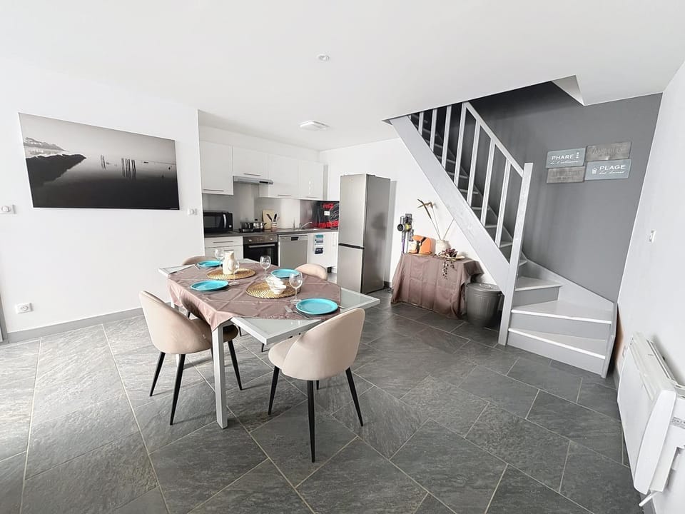 Coffee/tea facilities, Kitchen or kitchenette, Dining area, microwave, oven, stove, kitchen