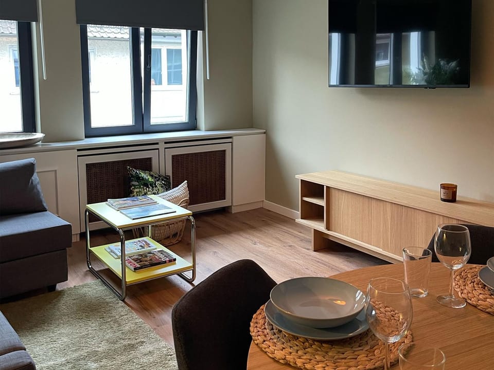 Communal lounge/ TV room, TV and multimedia, Living room, Seating area, Dining area, Evening entertainment