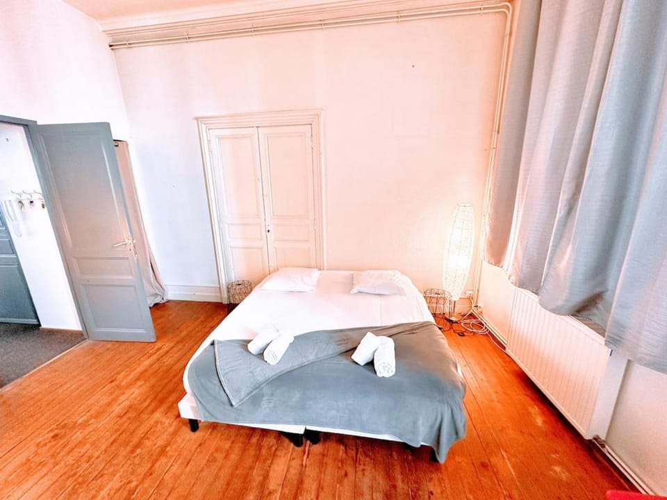 Bed, Bedroom, towels