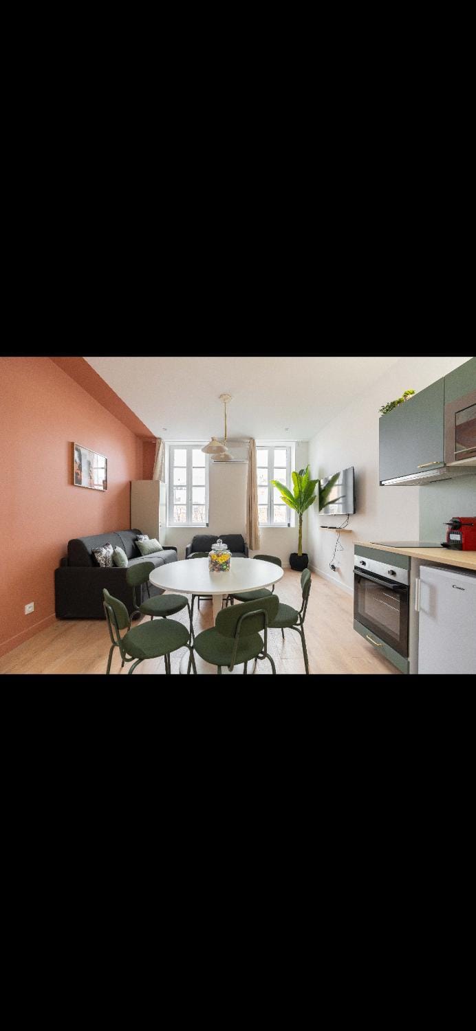 Vieux-port Gare St Charles Le Ramsès Apartment in Marseille
