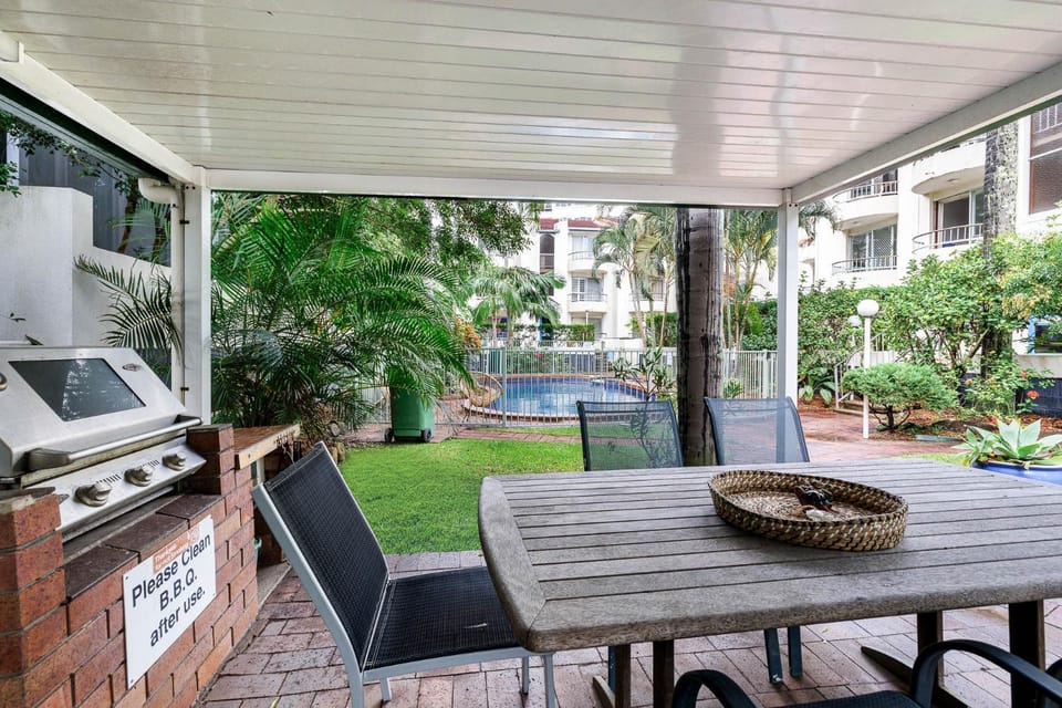 Charming 1-Bed with pool & close to the beach Apartment in Burleigh Heads
