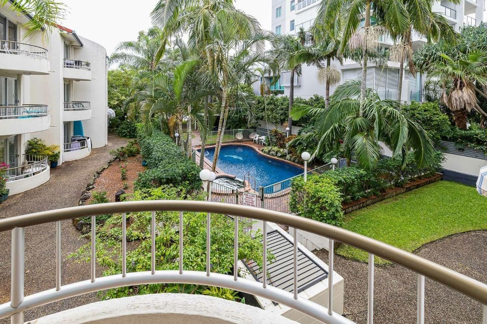 Charming 1-Bed with pool & close to the beach Apartment in Burleigh Heads