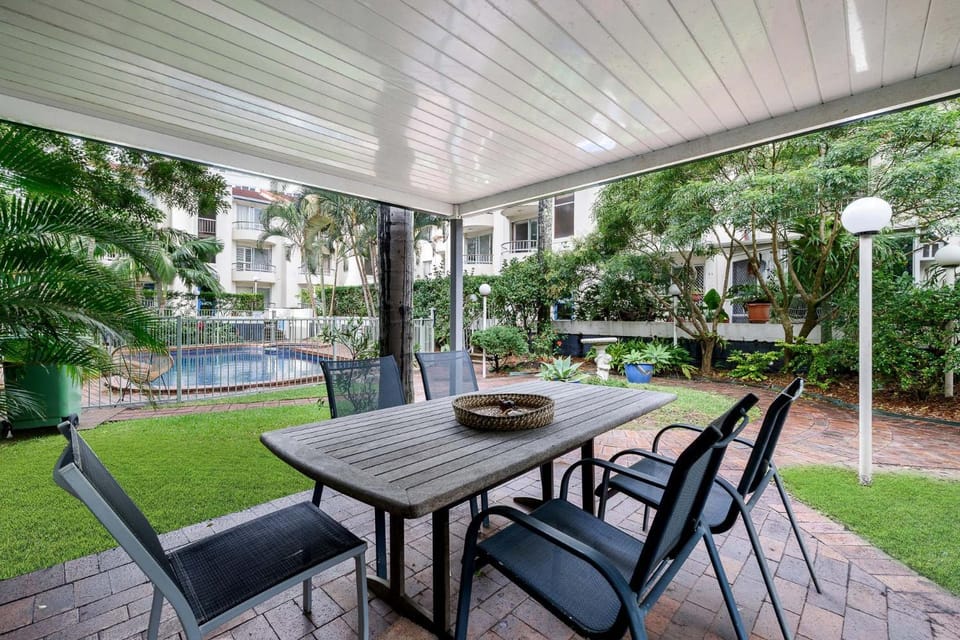 Charming 1-Bed with pool & close to the beach Apartment in Burleigh Heads