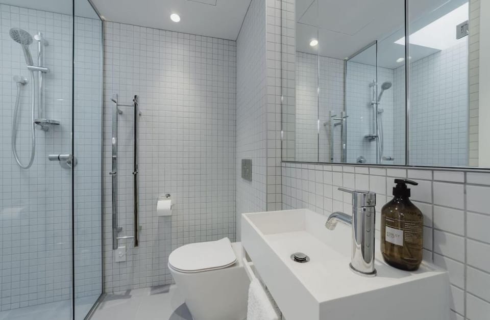 Urban Chic Townhouse - 2BR Modern Industrial Vibe Apartment in Wellington