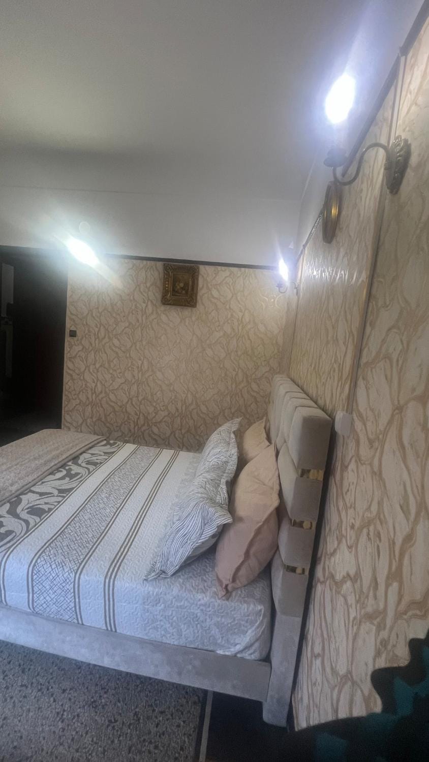 Photo of the whole room, Bedroom, towels