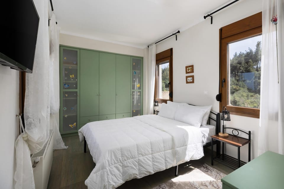 Bed, TV and multimedia, Bedroom