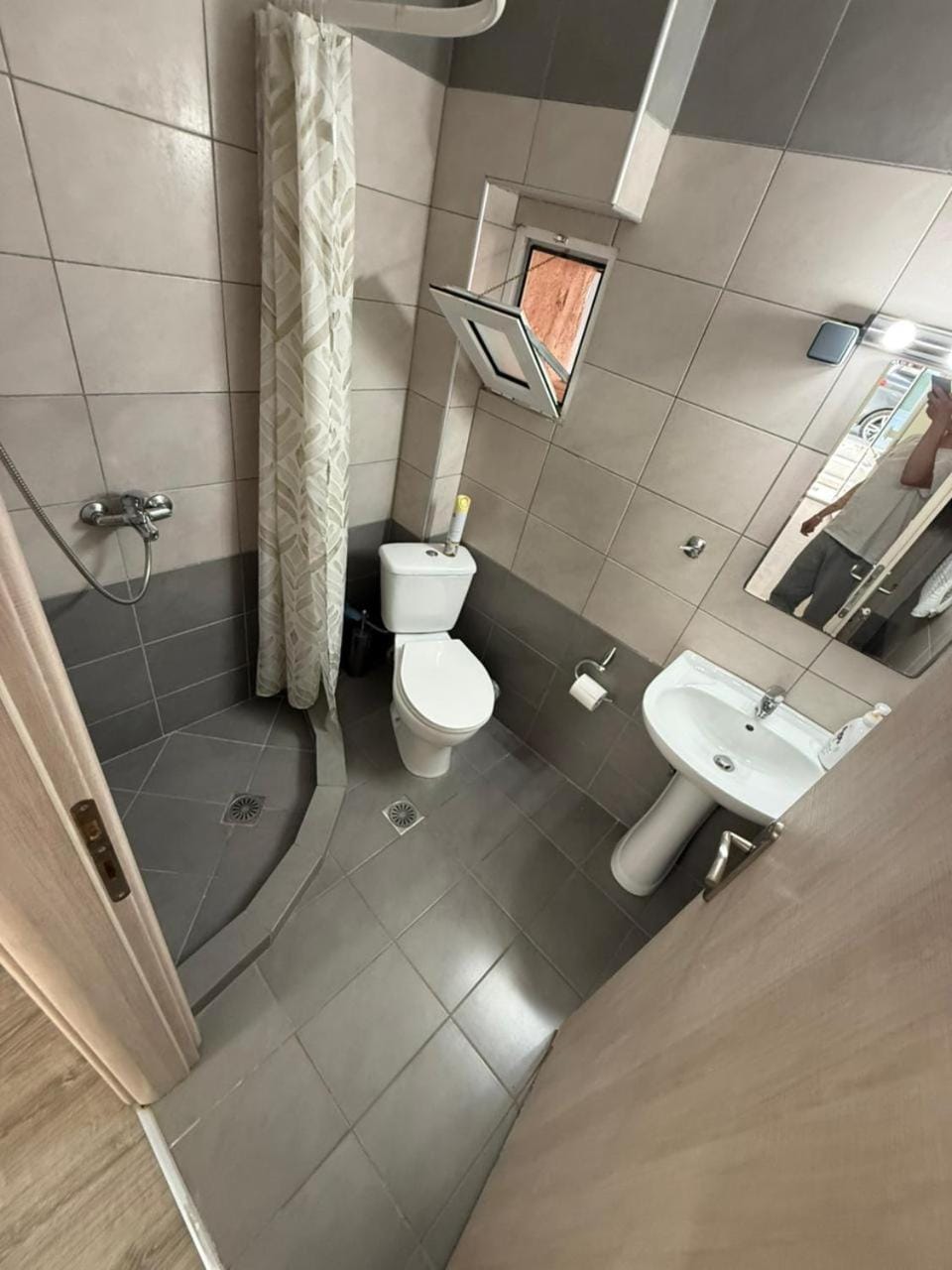 Shower, Toilet, towels